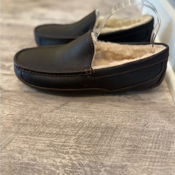 UGG Men's Ascot Brown Leather Slip-On Shearling Loafer Slipper NEW - Picture 4 of 8